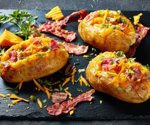 Kurczak po zbójnicku, zapiekany w ziemniakach. Idealny na rodzinny obiad albo imprezę