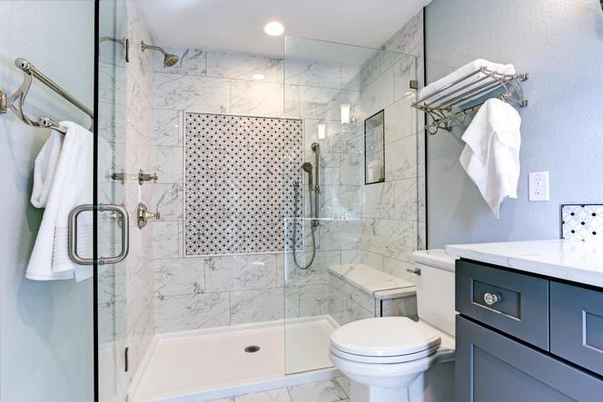 Jak usunąć kamień z kabiny prysznicowej za pomocą nabłyszczacza do zmywarki? 