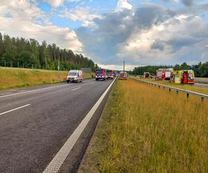 Dwóch mężczyzn nie żyje, kilku zostało rannych! Potworny wypadek busa na S7. Auto zostało zmasakrowane