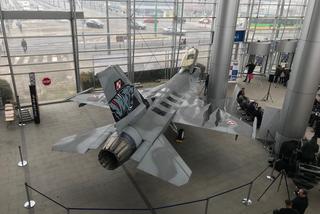 Myśliwiec F-16 wylądował na poznańskich targach!