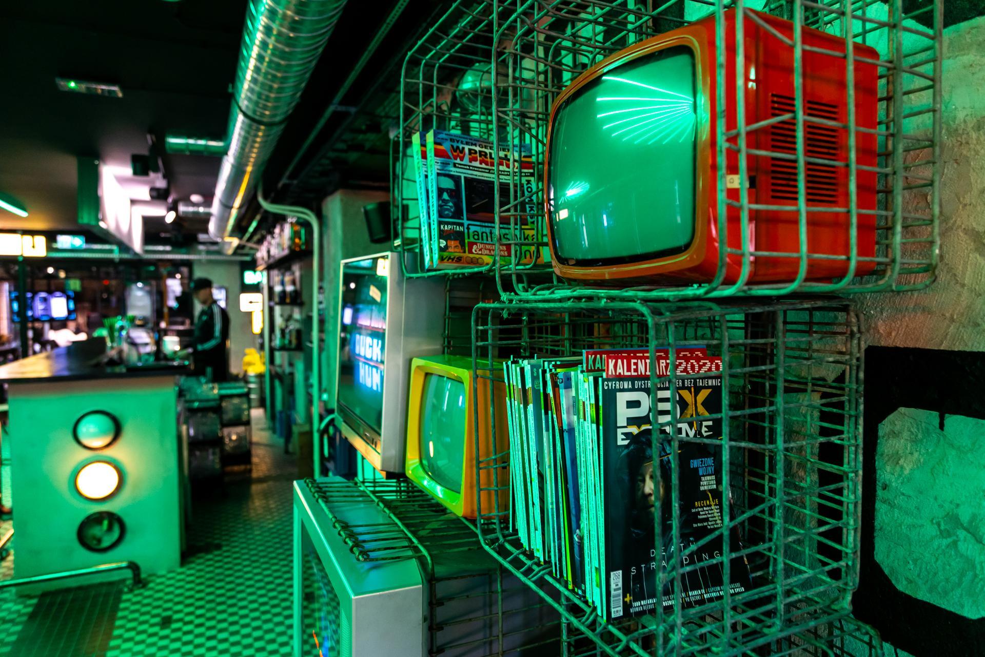 Pub H.4.0.S. Warszawa – telewizory w strefie retro