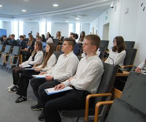 Młodzież z siedleckiej Szóstki debatowała w magistracie z przedstawicielami innych siedleckich szkół