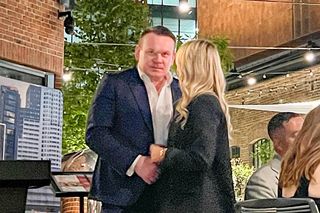 Europoseł PiS bawi się w towarzystwie pięknych kobiet. Wiemy, kim jest tajemnicza blondynka