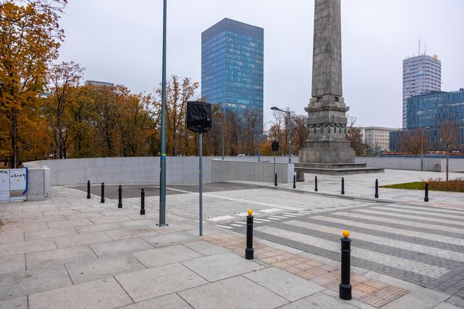 Trwa przebudowa części dawnego Placu Defilad w plac Centralny