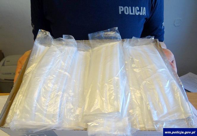 Policjantka z piskiej komendy sierż. szt. Małgorzata Księżyk szyje maseczki ochronne