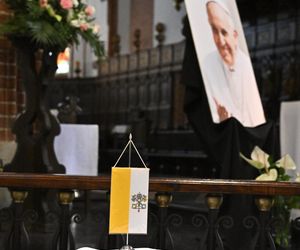 Warszawa żegna papieża Franciszka. Poruszające wpisy w Archikatedrze 