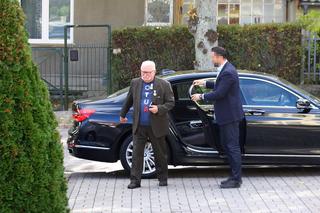 Wałęsa obwieszony ważnymi symbolami. Tak przyjechał do kościoła 