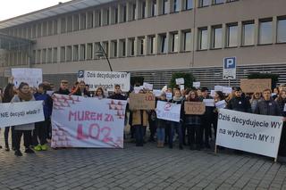 Protest w obronie szkół przed Urzędem Miasta w Jaworznie 