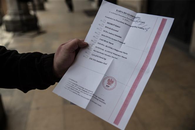 Stanisław Żółtek pokazał pakiet kart wyborczych