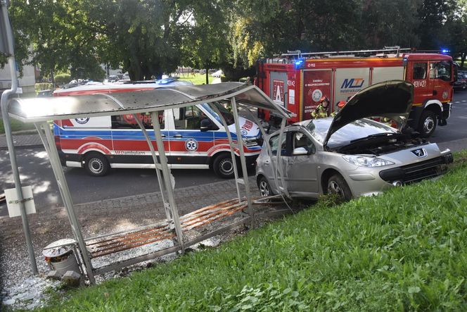 Niebezpieczne zdarzenie w Gostyniu. Samochód staranował latarnię i przystanek autobusowy