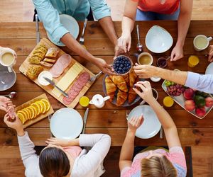 Sobotnie śniadanie z przyjaciółmi: jak przyjąć gości w domu śniadaniem? Co i jak podać?