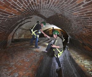 Warszawskie kanały  są jak piękna krypta. Opowiadają historię ocalenia i śmierci powstańców. Ekipa SE w kanałach