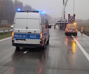 Powiat Garwoliński: na S17 naczepa zjechała do rowu, rozrzucając metalowe belki mostowe