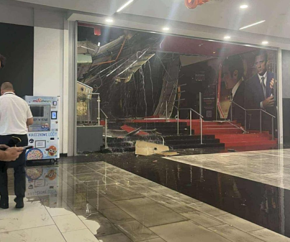 Sufit runął w kinie w Toruniu, woda zalała wszystko. Pilna interwencja straży pożarnej
