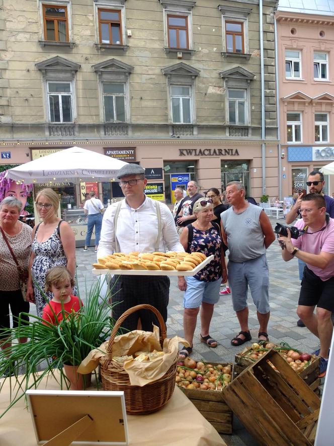 Cebularz to najsłynniejszy lubelski przysmak. W czym tkwi jego fenomen? Zdradzamy sekretny przepis