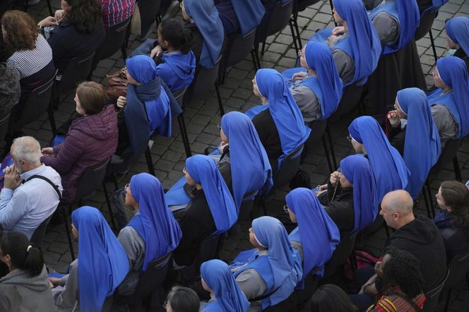 Hołdy na Placu Świętego Piotra.