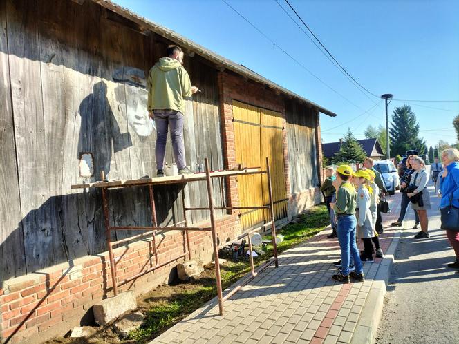 Malują mural, żeby uczcić lokalnego bohatera [GALERIA]