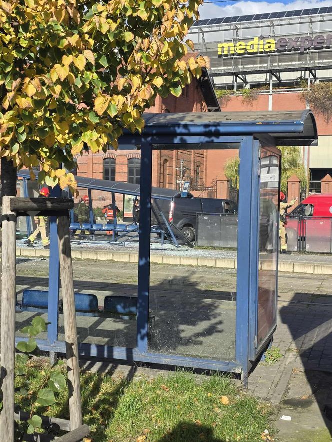 Samochód dachował, a potem uderzył w przystanek! Koszmarny wypadek w Bydgoszczy