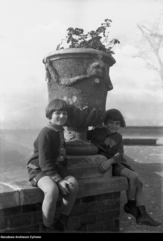 Dzieci na murku. Rok 1928