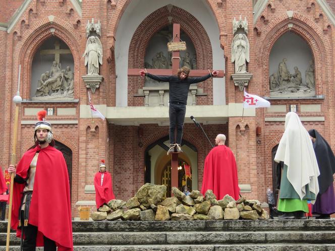 Misterium Męki Pańskiej na kalwaryjskim wzgórzu w Piekarach Śląskich