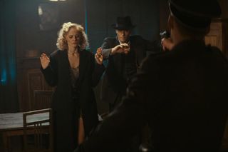 Zatoka szpiegów 2, odcinek 17. Greta (Karolina Kominek), Franz (Bartosz Gelner), Engel (Michał Balicki)