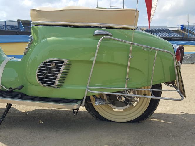 Osy kręciły kółka na stadionie żużlowym w Lesznie. Ogólnopolski zlot skuterów Osa Osieczna-Leszno 