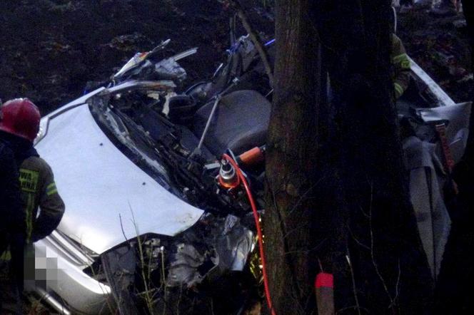 Koszmarny wypadek pod Warszawą. Taksówka owinęła się o drzewo. Kierowca cudem uszedł z życiem!