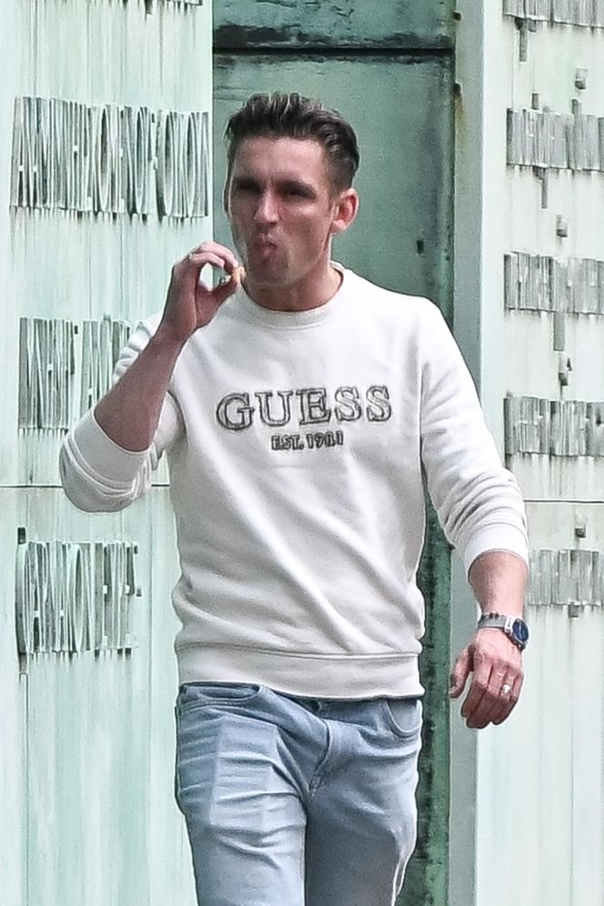 Filip Gurłacz na spacerze z żoną i synem. Nie zwalczył nałogu 