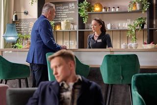 Na Wspólnej, odc. 3832: Igor (Jakub Wesołowski), Ania (Sonia Mietielica), szef Ani (Andrzej Wejngold)