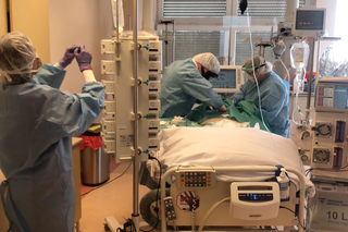 Koronawirus w Polsce: Prawie 25 tysięcy chorych w szpitalach. Wielu pacjentów pod respiratorami