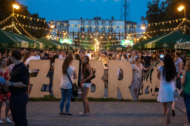 Urodziny Żubra w Białymstoku. Na placu tłumy białostoczan, na scenie Myslovitz