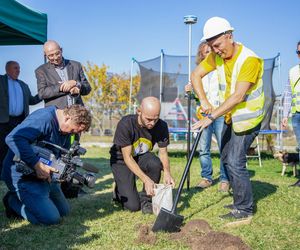 Wkopanie pamiątkowego słupka na prywatnej działce w Nowej Wsi