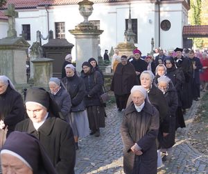 1 listopada na cmentarzu przy ul. Lipowej w Lublinie. Mieszkańcy odwiedzają groby swoich bliskich