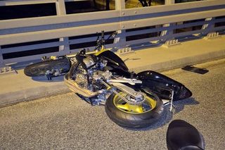 Tragiczny wypadek na Trasie Uniwersyteckiej w Bydgoszczy. Motocyklista zginął na miejscu