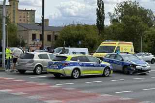   Zderzenie radiowozu z autem na Białołęce. Jeden policjant do szpitala