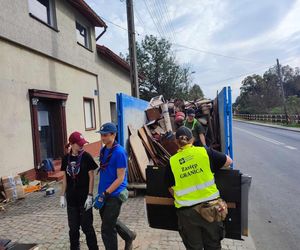 Siedleccy harcerze pracowali przy sortowaniu i wydawaniu darów, wywożeniu zniszczonych sprzętów i sprzątaniu zalanych domów. 