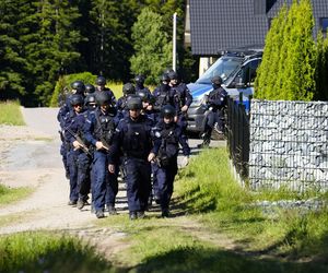Nowy komunikat policji po obławie w Starej Wsi. Tak odpowiadają na zarzuty