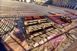 Przed ratuszem w Zamościu trwają dalsze prace przy budowie lodowiska