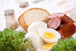 Wielkanoc 2025. Co włożyć do koszyczka wielkanocnego?