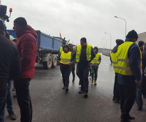 Lekceważenie władzy jest absolutne - skarżą się rolnicy protestujący na S5 koło Leszna. To jeden z większych protestów w kraju 