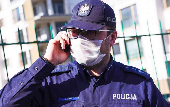 Mężczyzna wyrzucił narkotyki przez balkon. Prosto na policjanta [ZDJĘCIA]