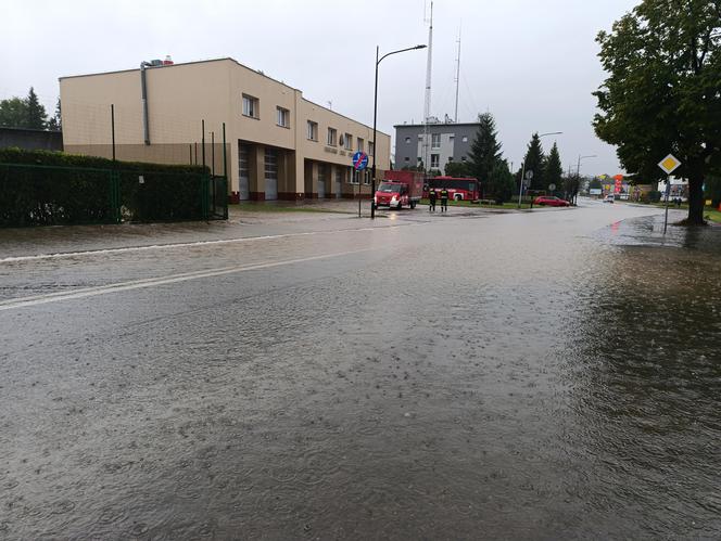 Zagrożenie powodziowe. Głuchołazy. Woda przelała się przez wały. Zalewa miasto