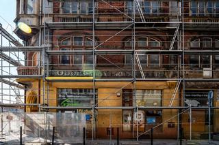 Bytom: Ostatni potworek do remontu. Zabytkowa kamienica przestanie szpecić rynek