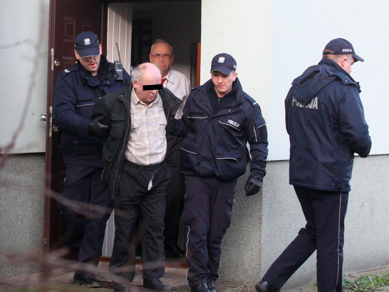 Spłonęła bo, zaryglował drzwi