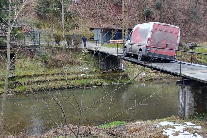 Drewniane belki mostu załamały się pod samochodem dostawczym 