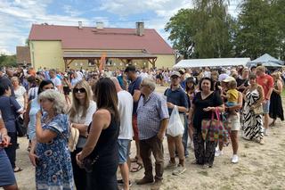 Gigantyczne kolejki po pierogi w Biesowie. Przygotowano ich ponad 50 tysięcy. Zobacz zdjęcia!