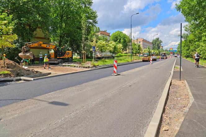 Trwa przemiana ul. Lutomierskiej. Drogowcy pracują przy nowej nawierzchni [ZDJĘCIA]