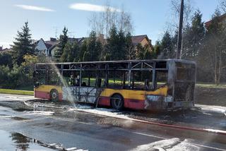 Autobus miejski spłonął doszczętnie na środku ulicy! Szok w Łodzi [ZDJĘCIA]