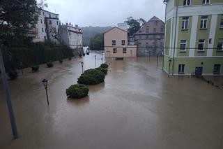Krytyczna sytuacja w Kłodzku. Okropnie leje, ulice i domy zalane, potrzebujemy pomocy