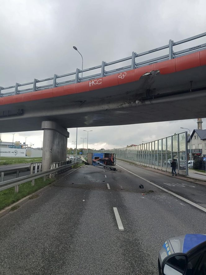 Kielce. Wypadek na ul. Grunwaldzkiej. Ciężarówka przewróciła się po zahaczeniu o wiadukt [ZDJĘCIA].